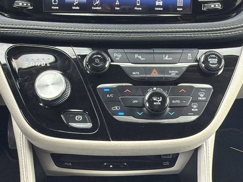 Certified 2021 Chrysler Pacifica Limited w/ Uconnect Theater Family Group image 20