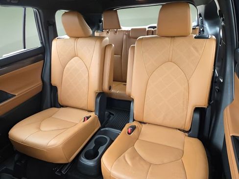 Used 2024 Toyota Highlander Platinum image 13