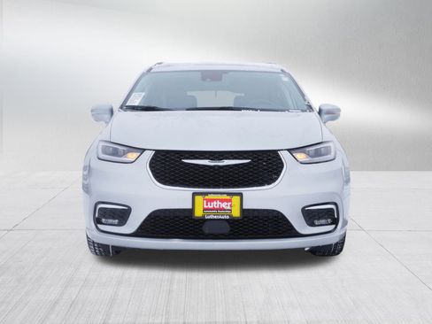 Certified 2022 Chrysler Pacifica Touring-L image 2