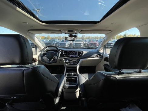 Used 2024 Chrysler Pacifica Limited image 26