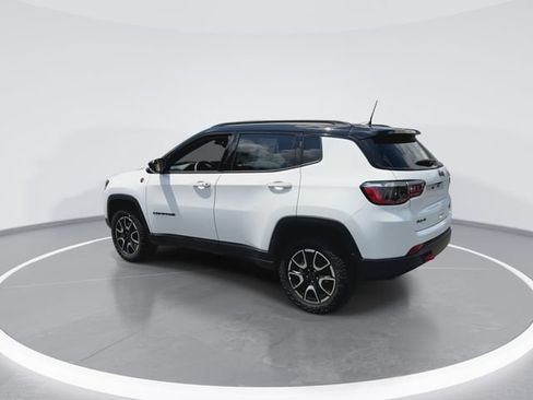 Used 2025 Jeep Compass Trailhawk AWD/4WD image 6