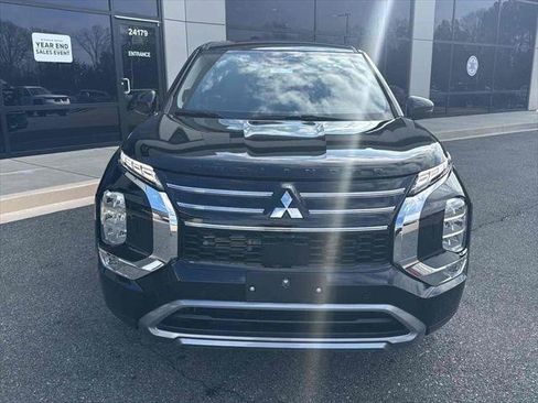 New 2026 Mitsubishi Outlander SE image 2