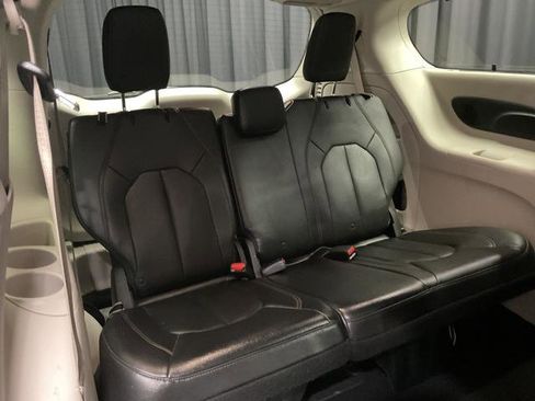 Used 2019 Chrysler Pacifica Touring-L Plus w/ Advanced Safetytec Group image 18