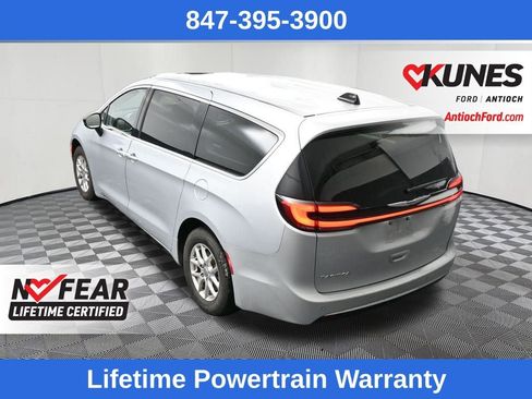 Used 2024 Chrysler Pacifica Touring-L image 15