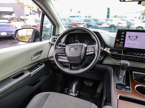 Certified 2024 Toyota Sienna LE image 4