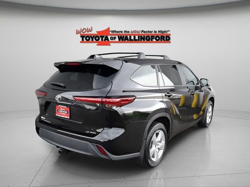 Used 2023 Toyota Highlander LE AWD/4WD image 12