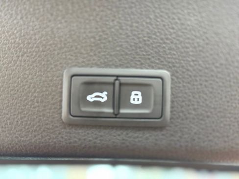 Used 2019 Audi e-tron Prestige w/ Prestige Package image 26