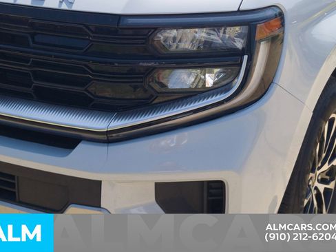 Used 2025 Ford Expedition Platinum AWD/4WD image 13