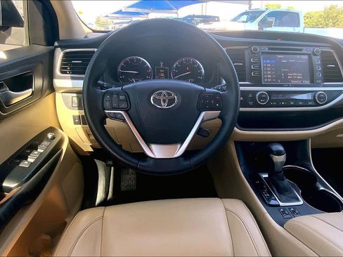 Used 2015 Toyota Highlander XLE AWD/4WD image 6
