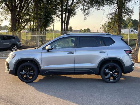 New 2026 Volkswagen Taos SE FWD image 4