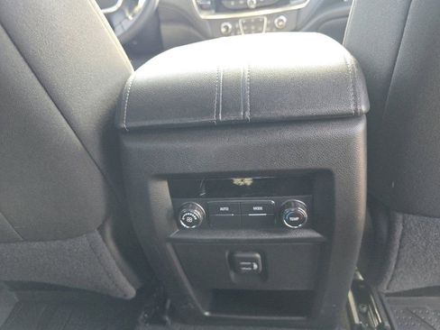 Used 2023 Chevrolet Traverse LT FWD image 23
