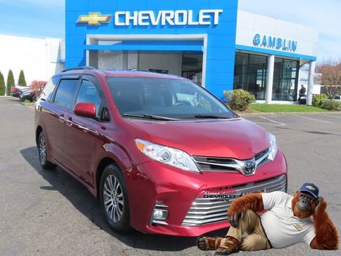 Used 2018 Toyota Sienna XLE Premium w/ Carpet Mat Package image 1