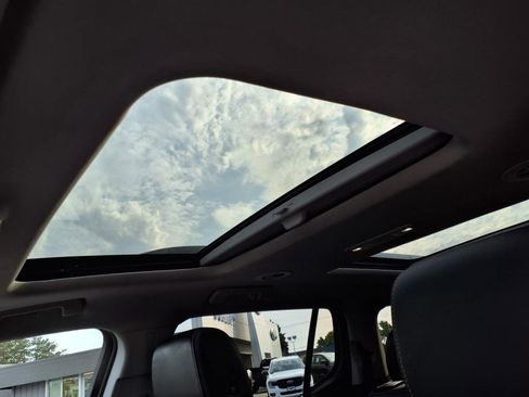 Used 2022 GMC Acadia SLT w/ Technology Package image 14