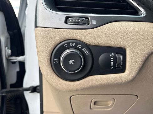 Used 2019 Jeep Cherokee Latitude w/ Popular Appearance Group FWD image 37