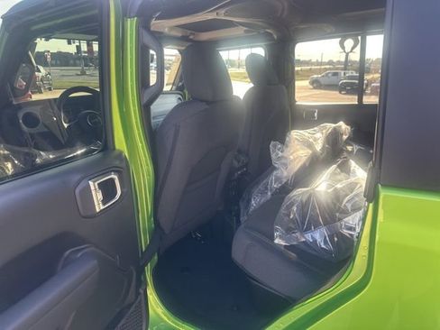 New 2025 Jeep Gladiator Willys image 29