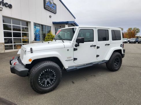 Used 2017 Jeep Wrangler Unlimited Sahara w/ Max Tow Package image 6