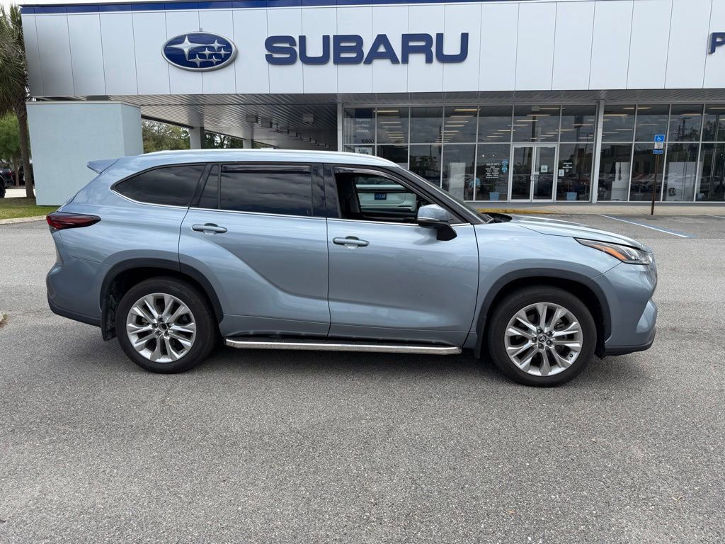 Used 2024 Toyota Highlander Limited FWD image 2