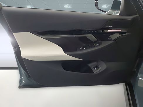 Used 2025 BMW 530i w/ Premium Package image 5