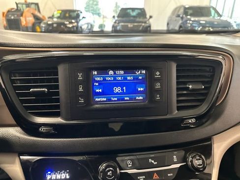 Used 2017 Chrysler Pacifica Touring-L image 21