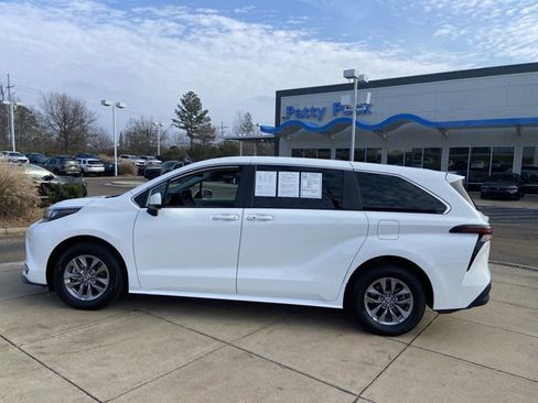 Used 2024 Toyota Sienna LE image 6