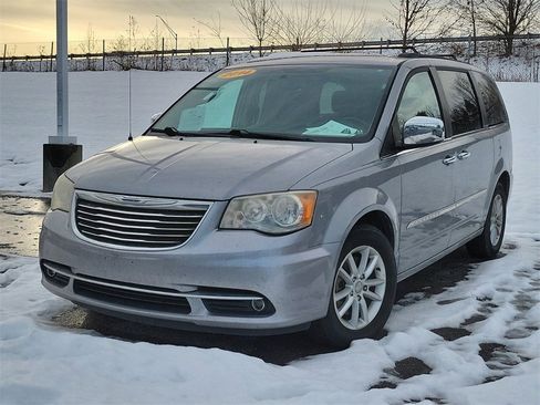 Used 2014 Chrysler Town & Country Touring-L w/ Driver Convenience Group image 4