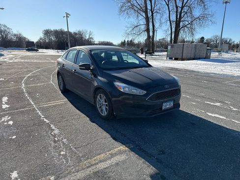 Used 2015 Ford Focus SE image 2