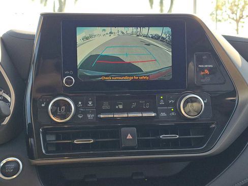 Used 2025 Toyota Highlander XLE FWD image 29