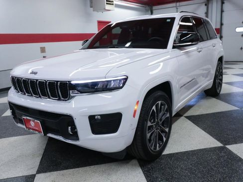 Used 2023 Jeep Grand Cherokee Overland w/ Luxury Tech Group IV AWD/4WD image 5