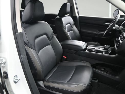Certified 2024 Nissan Pathfinder SL w/ SL Premium Package FWD image 15