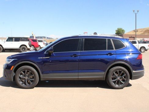 Used 2024 Volkswagen Tiguan SE w/ Panoramic Sunroof Package AWD/4WD image 3