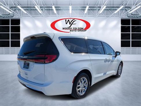 New 2026 Chrysler Pacifica Select image 3