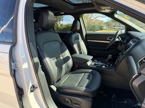 Used 2018 Ford Explorer XLT w/ Equipment Group 202A image 10