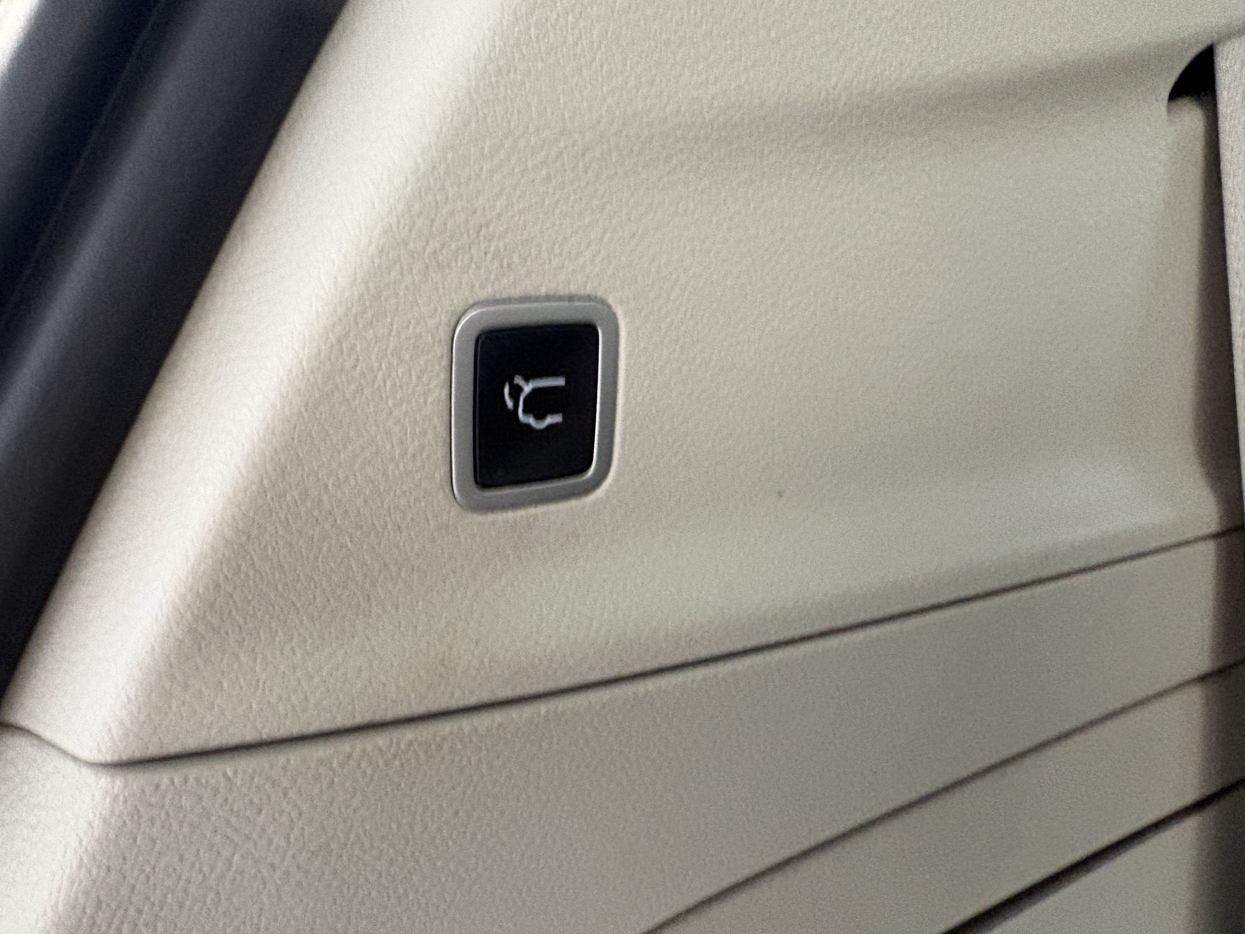Used 2020 Chrysler Pacifica Limited w/ Advanced Safetytec Group FWD image 10