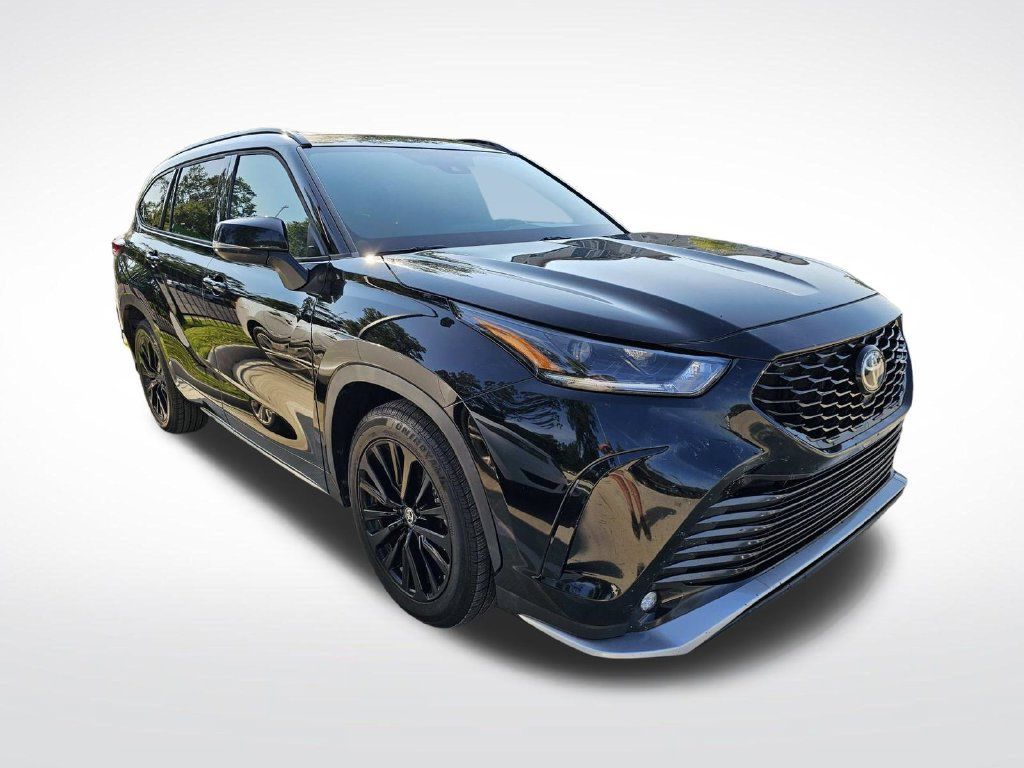 Used 2023 Toyota Highlander XSE FWD image 2