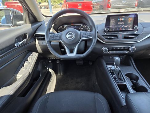 Used 2025 Nissan Altima 2.5 SV FWD image 16