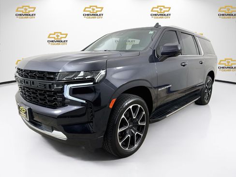 Used 2023 Chevrolet Suburban LS RWD image 3