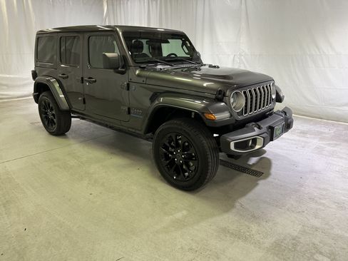Used 2025 Jeep Wrangler Unlimited Sahara w/ Safety Group AWD/4WD image 2