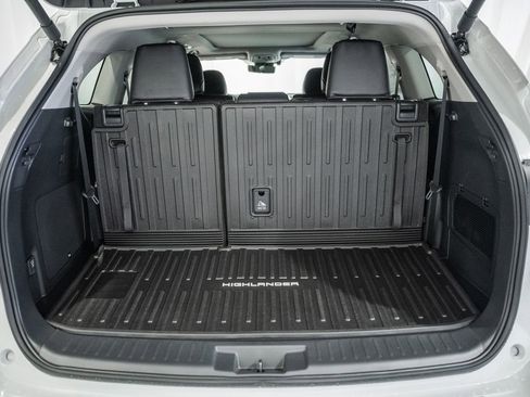 New 2026 Toyota Highlander Platinum image 10