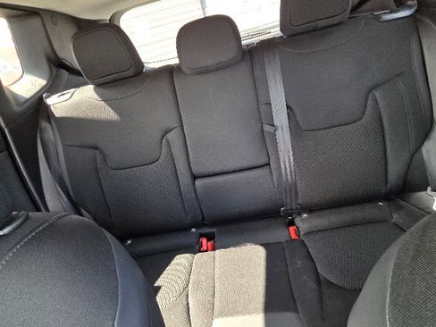 Used 2018 Jeep Renegade Altitude w/ Popular Equipment Group image 28