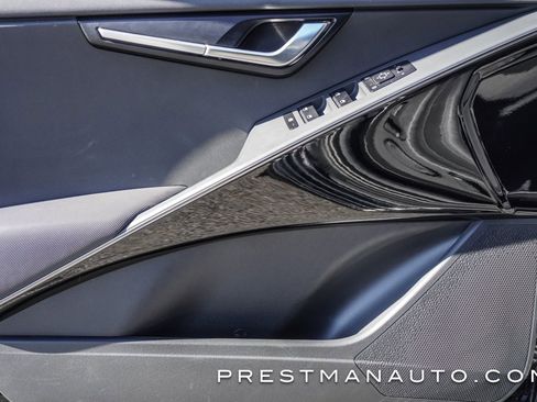 Used 2025 Kia Niro EX image 27