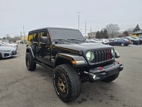 Used 2018 Jeep Wrangler Unlimited Sahara AWD/4WD image 4