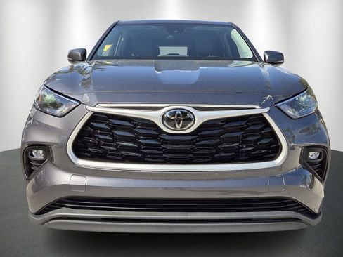 Used 2022 Toyota Highlander LE image 2