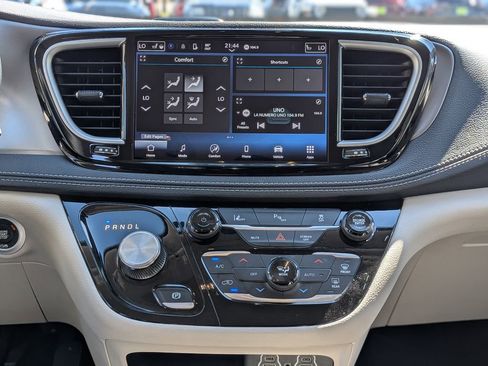 Certified 2023 Chrysler Pacifica Touring-L image 15