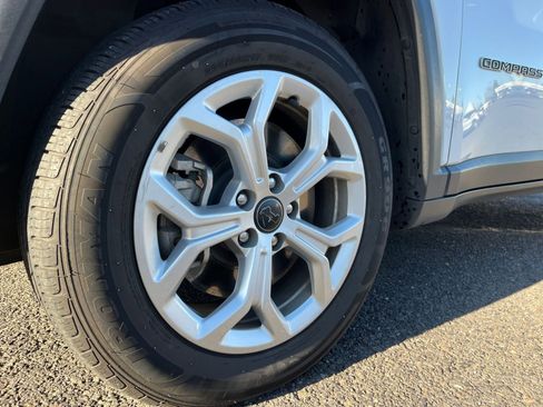 Used 2025 Jeep Compass Latitude image 30