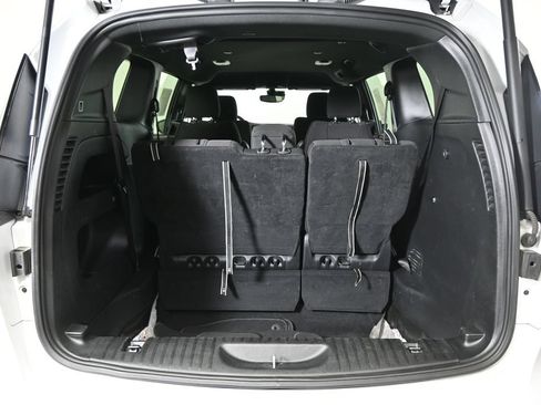 Used 2024 Chrysler Pacifica Touring FWD image 17