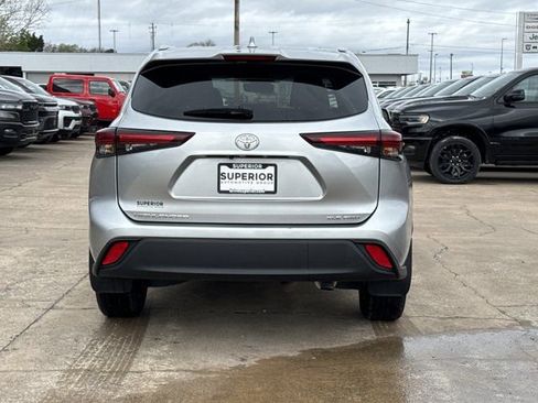 Used 2024 Toyota Highlander XLE AWD/4WD image 3