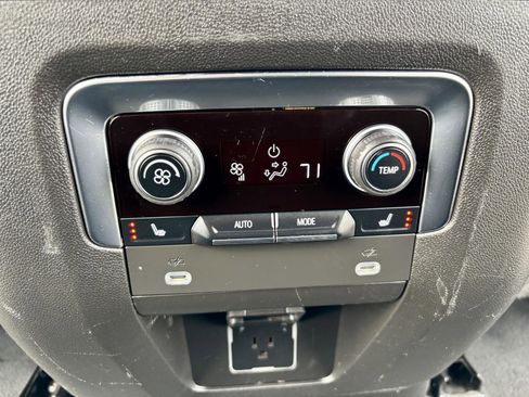 Used 2023 Chevrolet Suburban Premier image 39