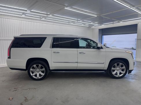 Used 2018 Cadillac Escalade ESV Luxury RWD image 4