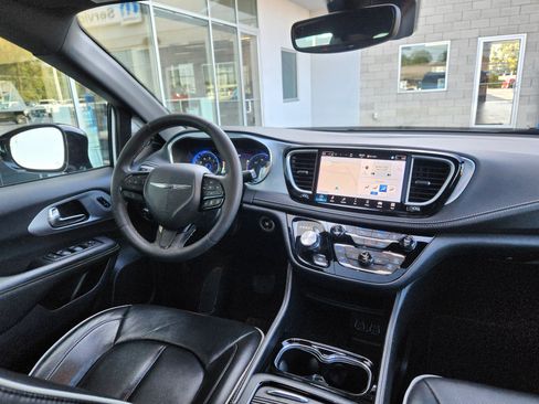 Used 2025 Chrysler Pacifica Limited FWD image 26
