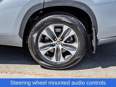 Used 2023 Toyota Highlander XLE AWD/4WD image 16